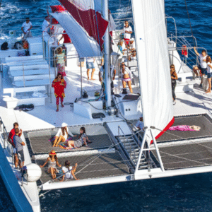 paseo en catamarán por la isla de toboga